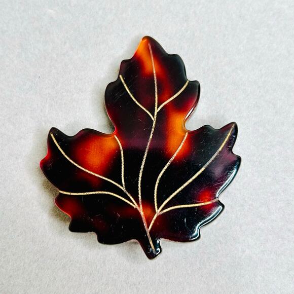 Vintage Resin Maple Leaf Pendant - Picture 5 of 5